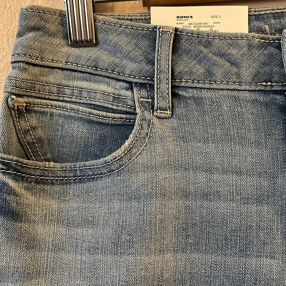 NWT Simply Vera Wang Capri Mid Rise Clear Sky Blue Roll Cuff Distressed Jeans 2 - Picture 6 of 15